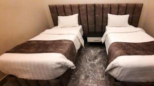 A bed or beds in a room at جولدن نيو جوان - Golden New Gewan Hotel