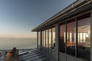 un edificio con grandes ventanas con vistas al agua en Hôtel France et Chateaubriand, en Saint-Malo