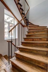 - un escalier dans une maison avec des marches en bois dans l'établissement Upstairs Boutique, à Bucarest