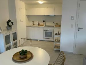 een keuken met een tafel en stoelen in een kamer bij Le Relax by La Dame de Coeur - Logement zen urbain in Namen