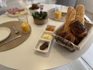 een tafel met een bord eten met brood en boter bij Le Relax by La Dame de Coeur - Logement zen urbain in Namen