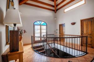 une grande chambre avec un escalier en colimaçon dans une maison dans l'établissement Ses Àmfores, à Ciutadella