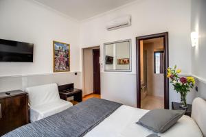 una camera d'albergo con letto e sedia di Hotel Everest Inn Rome a Roma