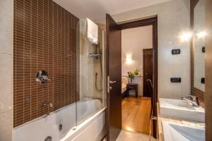 bagno con vasca, 2 lavandini e doccia di Hotel Everest Inn Rome a Roma