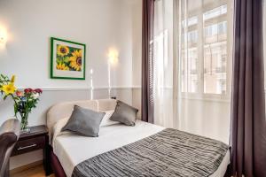 una piccola camera con letto e finestra di Hotel Everest Inn Rome a Roma