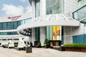 widok na budynek z pomnikiem przed nim w obiekcie Crowne Plaza Zhuhai City Center, an IHG Hotel - offers free one-way shuttle to Chimelong Ocean Kingdom w mieście Zhuhai