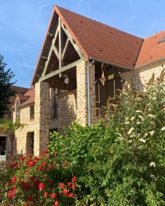 A garden outside Hotel Les Suites - Domaine de Crécy