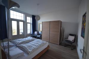 Fraai appartement direct aan zee op toplocatie. 객실 침대