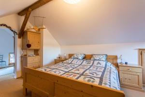 - une chambre avec un lit doté d'un cadre de lit en bois dans l'établissement Uriges Landhäuschen, à Siegsdorf