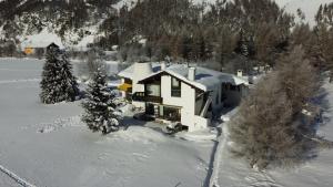 eine Luftansicht eines schneebedeckten Hauses in der Unterkunft Chesa Suot Ovas in Sils Maria