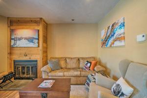 Zona d'estar a Idyllic Somerset Condo Ski, Hike and Relax!