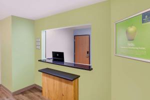 Zona de hol sau recepție la WoodSpring Suites Harlingen