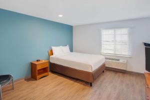 Un pat sau paturi într-o cameră la WoodSpring Suites Harlingen