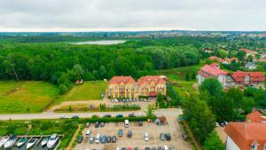 una vista aérea de un edificio con aparcamiento en Hotel Helena, en Giżycko