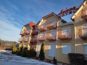 un hotel con un cartel en el costado en Hotel Helena, en Giżycko