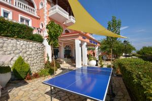 Instalaciones para jugar al tenis de mesa en Lido Corfu Sun Hotel 4 Stars All-inclusive o alrededores