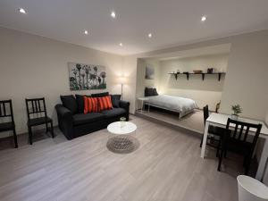 - un salon avec un canapé et un lit dans l'établissement city rooms luxembourg, à Luxembourg