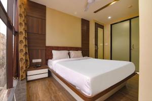 FabHotel Eros 282 - Nr Sreebhumi में एक कमरे में एक या कई बेड