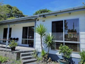 ein Haus mit einer Palme davor in der Unterkunft Apollo bay Holiday House in Apollo Bay