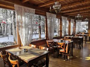 A restaurant or other place to eat at Czarny Potok-klimatyczny hotel z basenem, jaccuzi i saunami