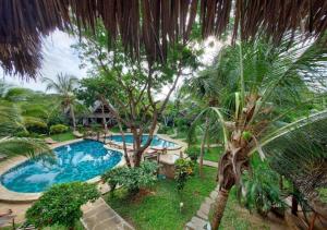 Piscina de la sau aproape de Marine Holiday House