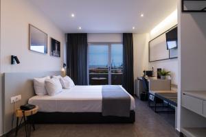 Tempat tidur dalam kamar di White Luxury