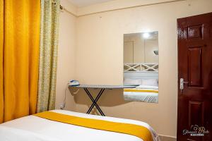 Una cama o camas en una habitación de STYLISH 1BR APARTMENT IN KISUMU: FAST WI-FI, NETFLIX, SECURE PARKING