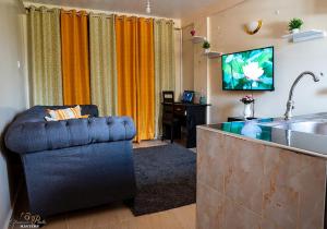 Una televisión o centro de entretenimiento en STYLISH 1BR APARTMENT IN KISUMU: FAST WI-FI, NETFLIX, SECURE PARKING