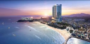 una vista aérea de una playa con un edificio alto en Hotel The Blue Terra, en Sokcho