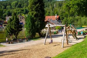 Zona de juegos infantil en Self-check-in Ferienwohnungen & Apartments am Bergsee