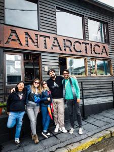 eine Gruppe von Personen, die vor einem Restaurant stehen in der Unterkunft Antarctica Hostel in Ushuaia