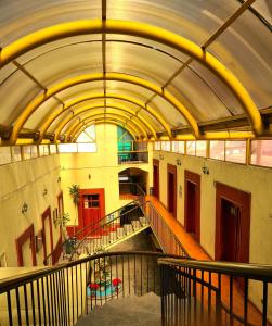 un pasillo vacío con escaleras en un edificio antiguo en Hotel Centro Historico, en Puebla