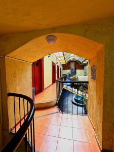 un pasillo con un arco en un edificio en Hotel Centro Historico, en Puebla