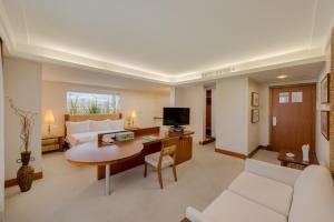 a living room with a couch and a table at Blue Tree Towers Caxias do Sul in Caxias do Sul