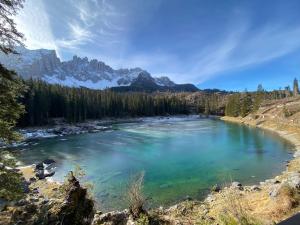 カレッツァ・アル・ラーゴにあるHotel Castel Latemarの山を背景に流れる川の眺め