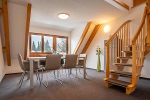 una sala da pranzo con tavolo e sedie di Appartements Waldrose a Titisee-Neustadt