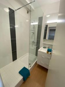 Bathroom sa Proche cure thermale ,2 couchages 160, duplex 39m2