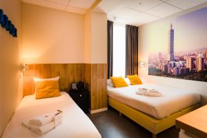 pokój hotelowy z 2 łóżkami i oknem w obiekcie Citiez Hotel Amsterdam w Amsterdamie