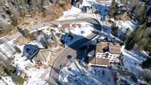 uma vista aérea de um edifício sobre uma montanha nevada em Hotel Al Sasso di Stria em Andraz