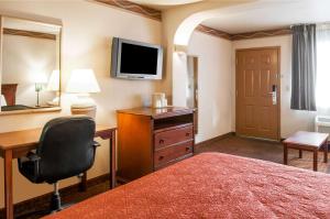 um quarto de hotel com uma cama, uma secretária e uma televisão em Quality Inn & Suites Las Cruces - University Area em Las Cruces