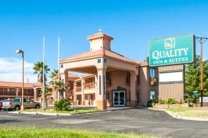 uma estalagem e suites de qualidade assinam em frente a um edifício em Quality Inn & Suites Las Cruces - University Area em Las Cruces