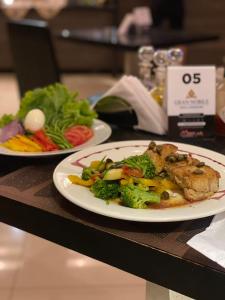 Makanan di atau di tempat lain dekat hotel