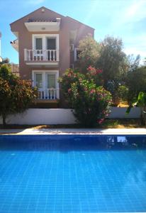 een villa met een zwembad voor een huis bij 3 Bedrooms Apartment in Ölüdeniz, Ovacik in Oludeniz