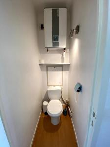 Bathroom sa Proche cure thermale ,2 couchages 160, duplex 39m2