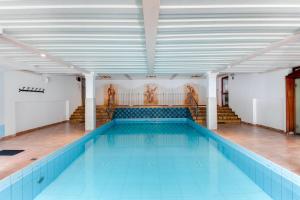 - une grande piscine dans un bâtiment dans l'établissement Smy Koflerhof Wellness & Spa Dolomiti, à Rasun di Sopra