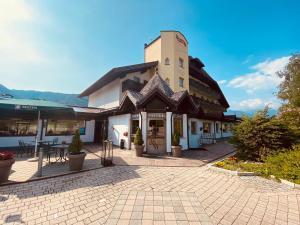 - un bâtiment avec une terrasse en face dans l'établissement Smy Koflerhof Wellness & Spa Dolomiti, à Rasun di Sopra