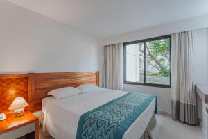 een hotelkamer met een bed en een raam bij Rio Quente Resorts - Hotel Luupi in Rio Quente