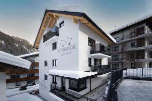 um edifício com neve no telhado em Alpenheim Apartment Ischgl em Ischgl