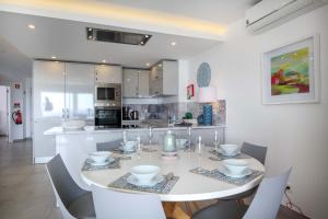 Dapur atau dapur kecil di Waterside 3 Bedroom Sea view