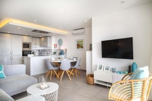 Dapur atau dapur kecil di Waterside 3 Bedroom Sea view